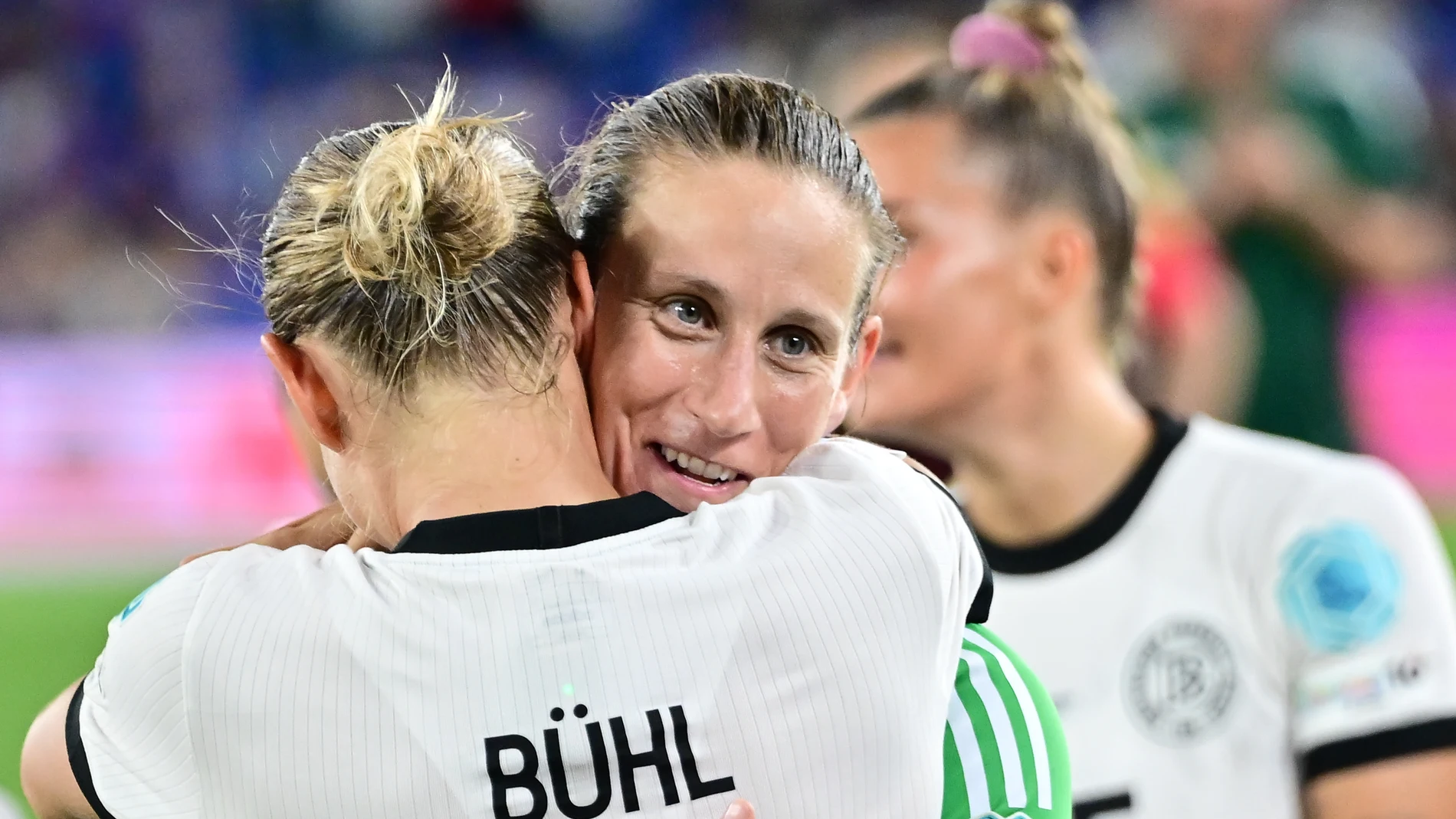 20 July 2025, Switzerland, Basel: Germany's Klara Buehl and goalkeeper Ann-Katrin Berger hug each other after wining the UEFA Women's Euro 2025 quarter-final soccer match between France and Germany at St. Jakob-Park. Photo: Sebastian Christoph Gollnow/dpa 20/07/2025 ONLY FOR USE IN SPAIN