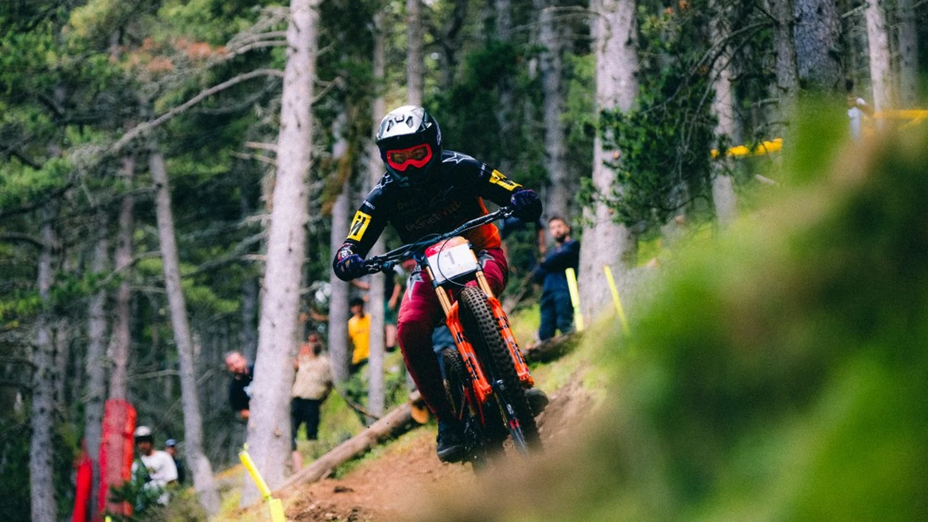 Daniel Castellanos y Natalia Menéndez se coronan campeones de España de Descenso en La Molina