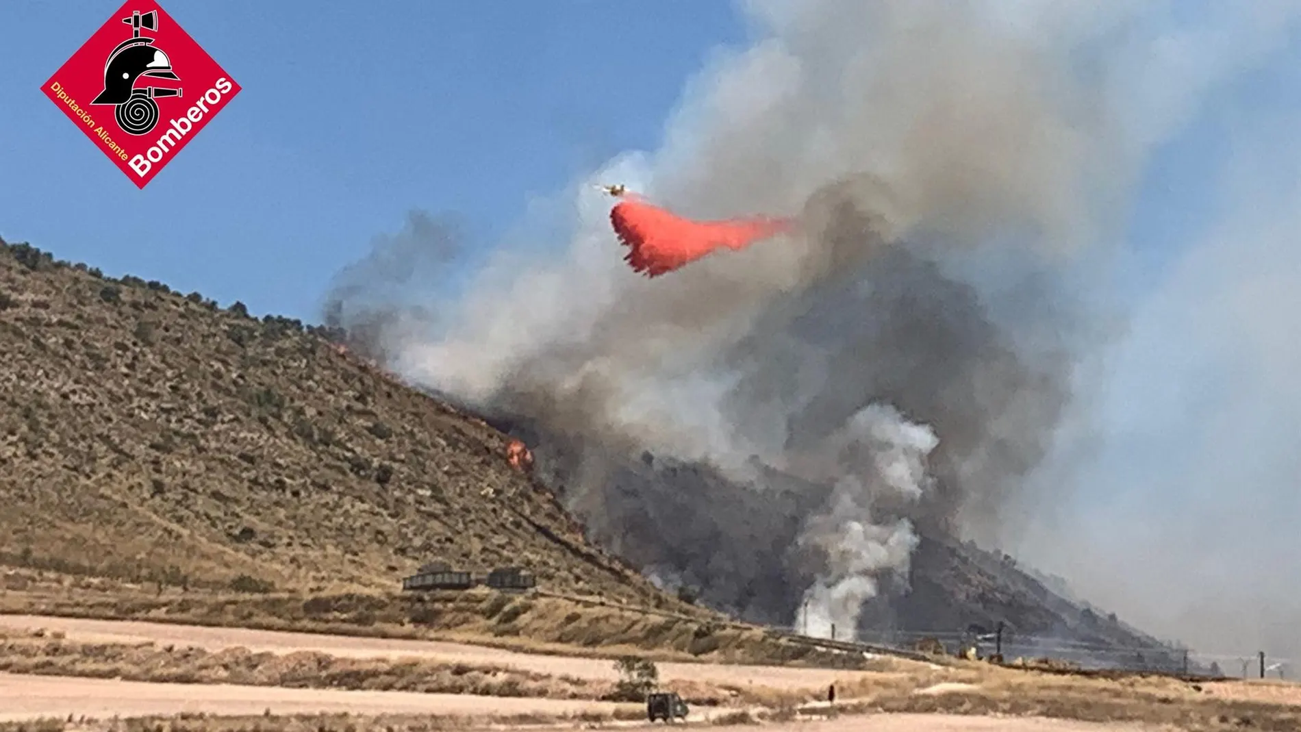 VÍDEO: Evoluciona favorablemente el incendio de Villena (Alicante), propagado a C-LM y ya estabilizado