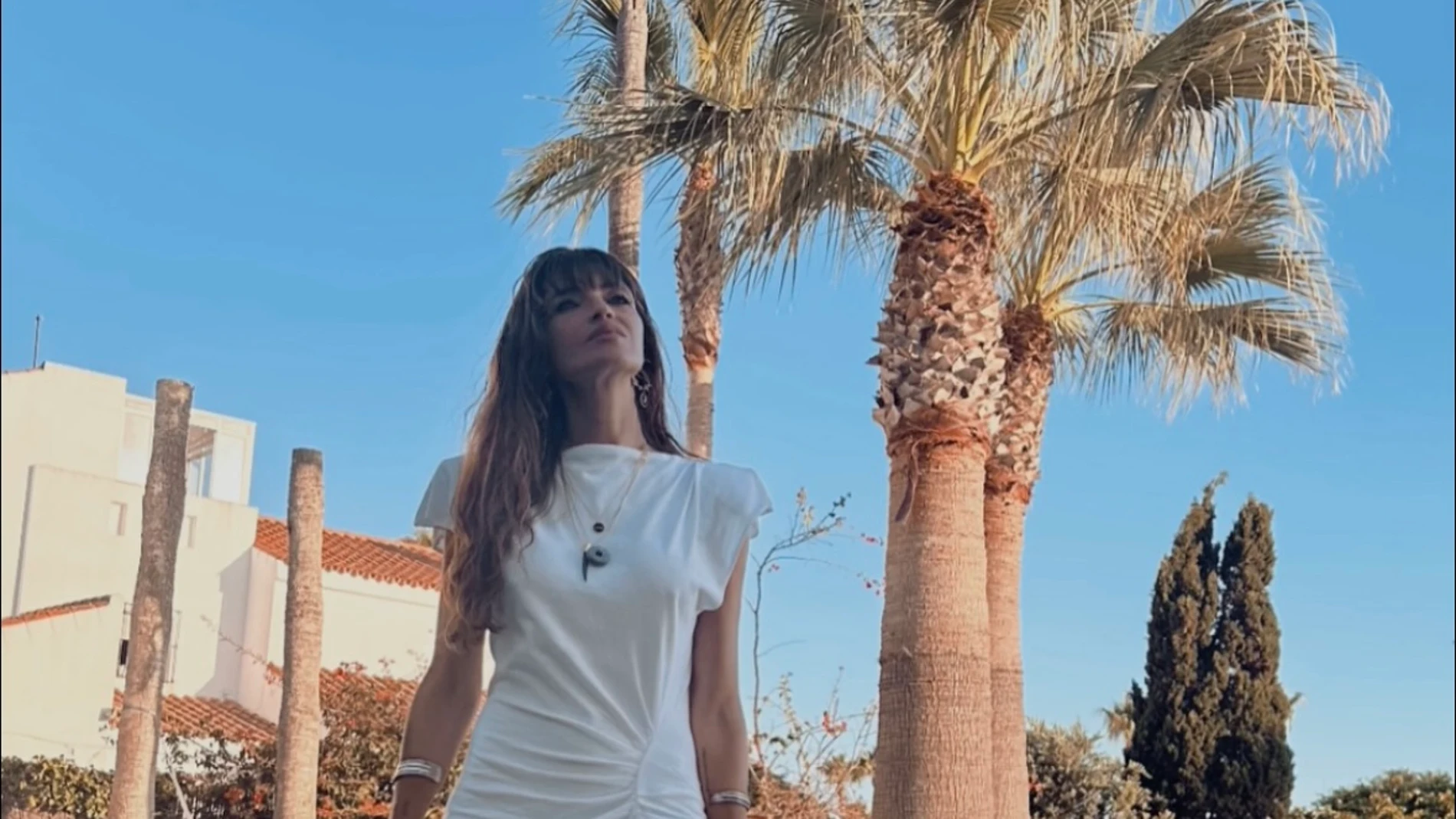 Sara Carbonero con vestido blanco.