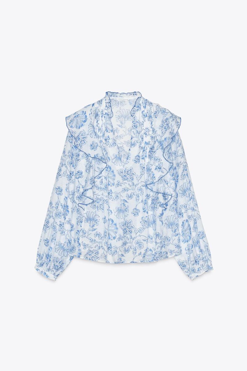 Blusa estampada volantes jaretas.