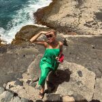 Marta Sánchez con vestido verde y sandalias de leopardo.