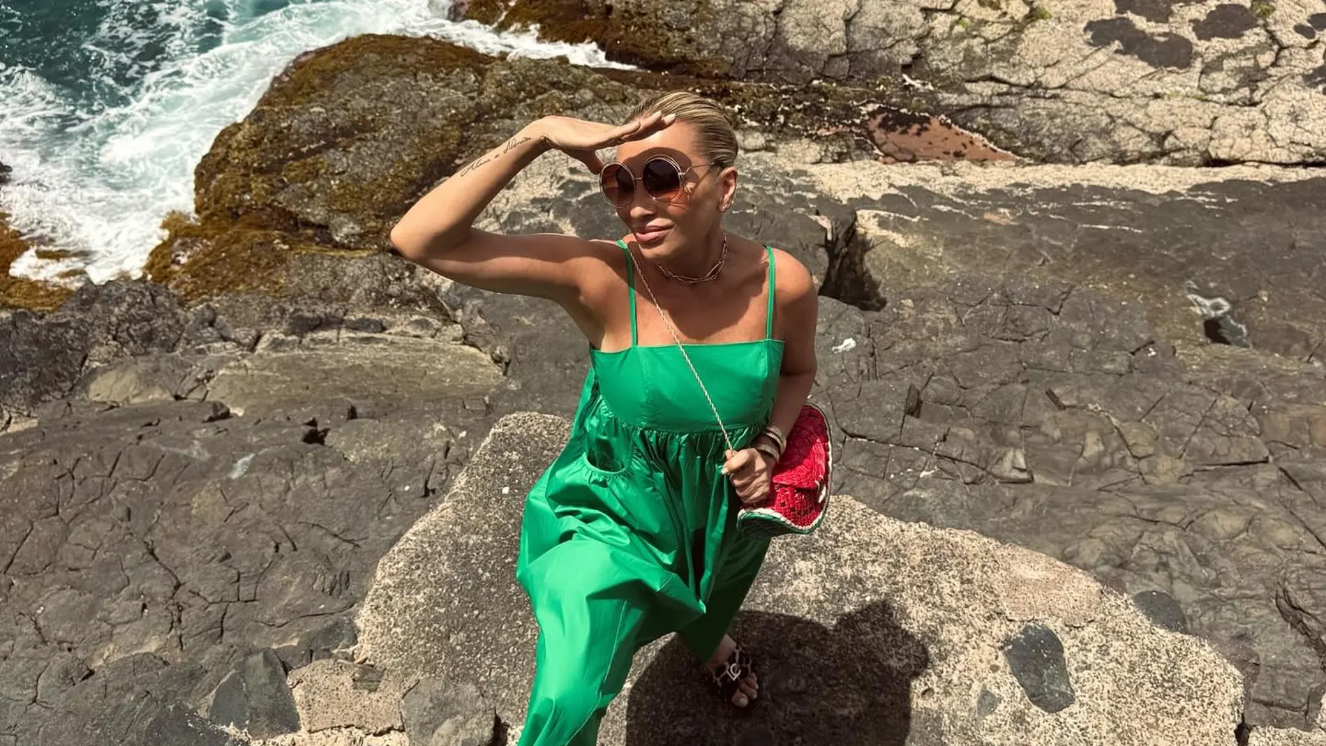 Marta Sánchez con vestido verde y sandalias de leopardo.