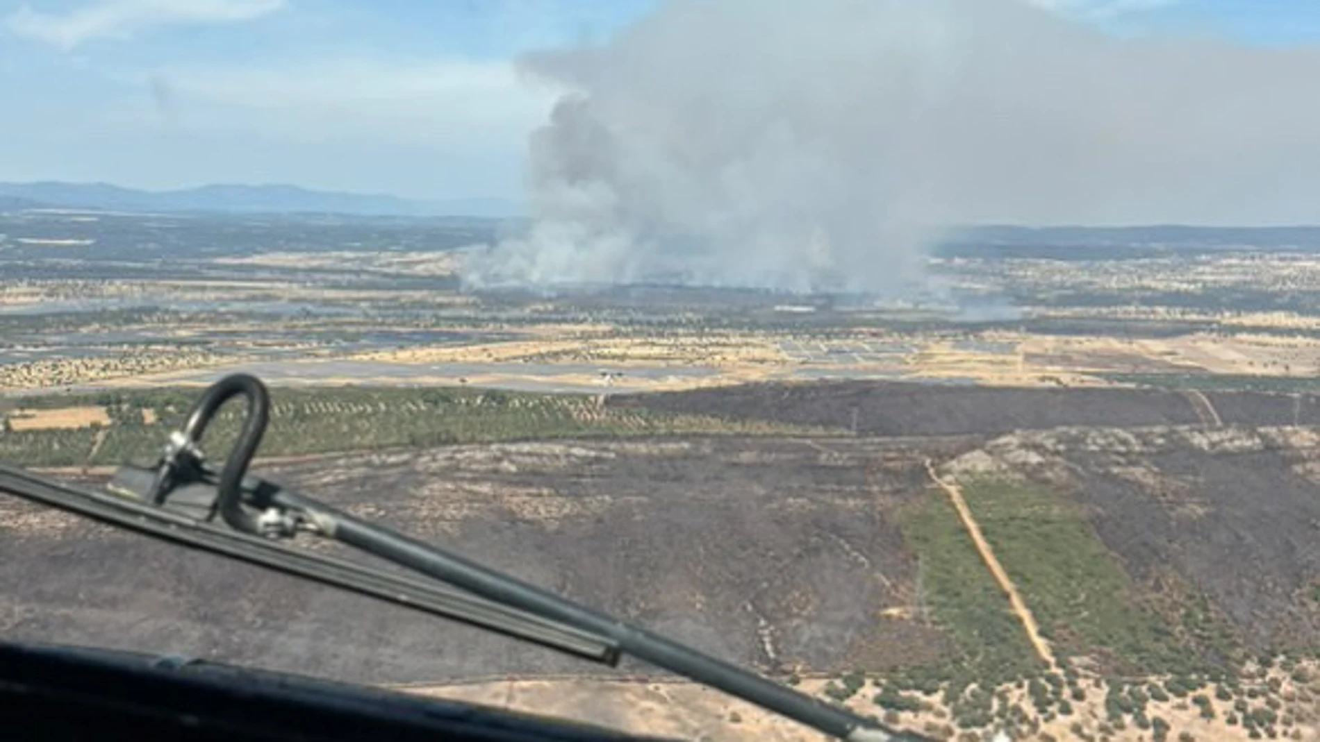 Incendio forestal localizado en el término municipal de la localidad pacense de ValdecaballerosREMITIDA / HANDOUT por 43 GRUPO DEL EJÉRCITO DEL AIRE Y DEL ESPACIOFotografía remitida a medios de comunicación exclusivamente para ilustrar la noticia a la que hace referencia la imagen, y citando la procedencia de la imagen en la firma20/07/2025