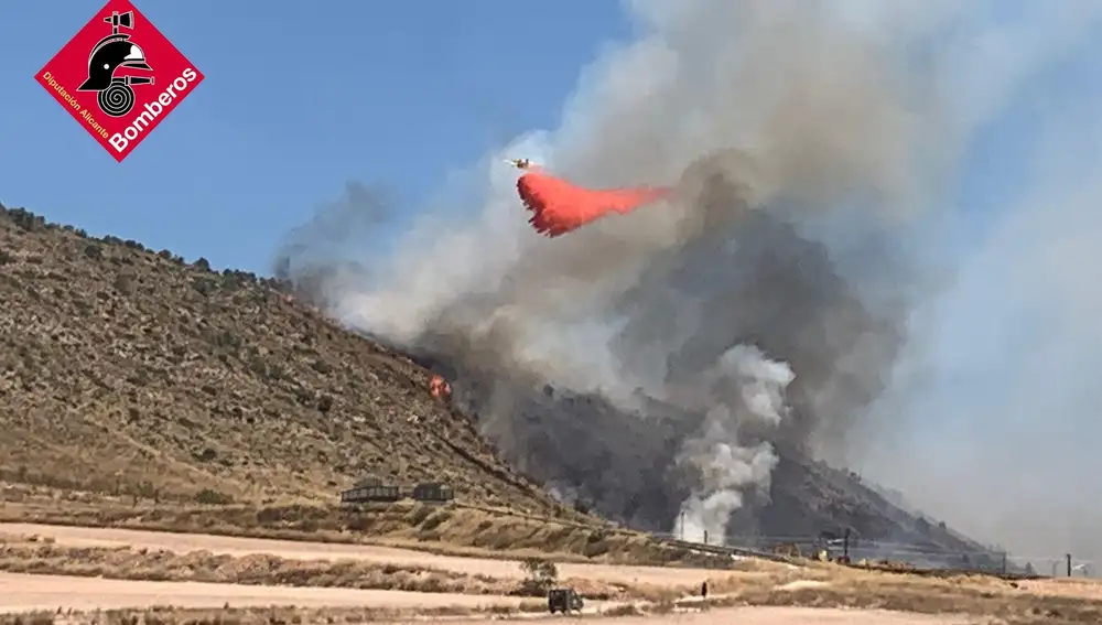 Incendios.- Evolucionan favorablemente los incendios forestales de Ibi y Villena (Alicante), ya estabilizados