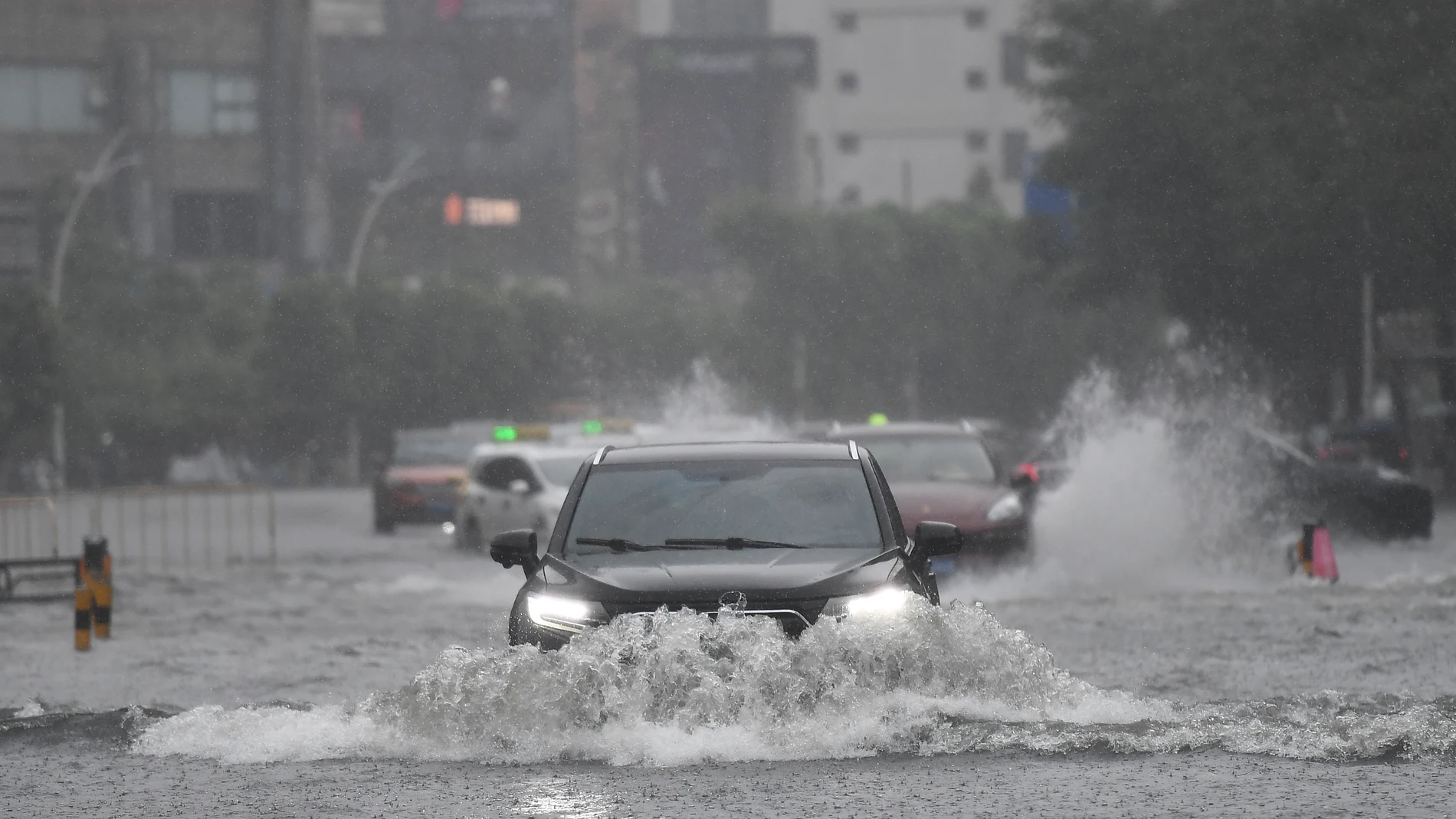 Haikou (China), 20/07/2025.- Vehicles drive through a flooded area in Haikou, Hainan Province, China, 20 July 2025. Typhoon Wipha, the sixth typhoon of the year, made landfall near Jiangmen City in south China's Guangdong Province around 5:50 p.m., according to the Guangdong provincial meteorological observatory. Hainan raised its emergency response for flood and typhoon control from Level IV to Level III, as strong winds and rainstorms are expected to impact the island province. EFE/EPA/XINH...