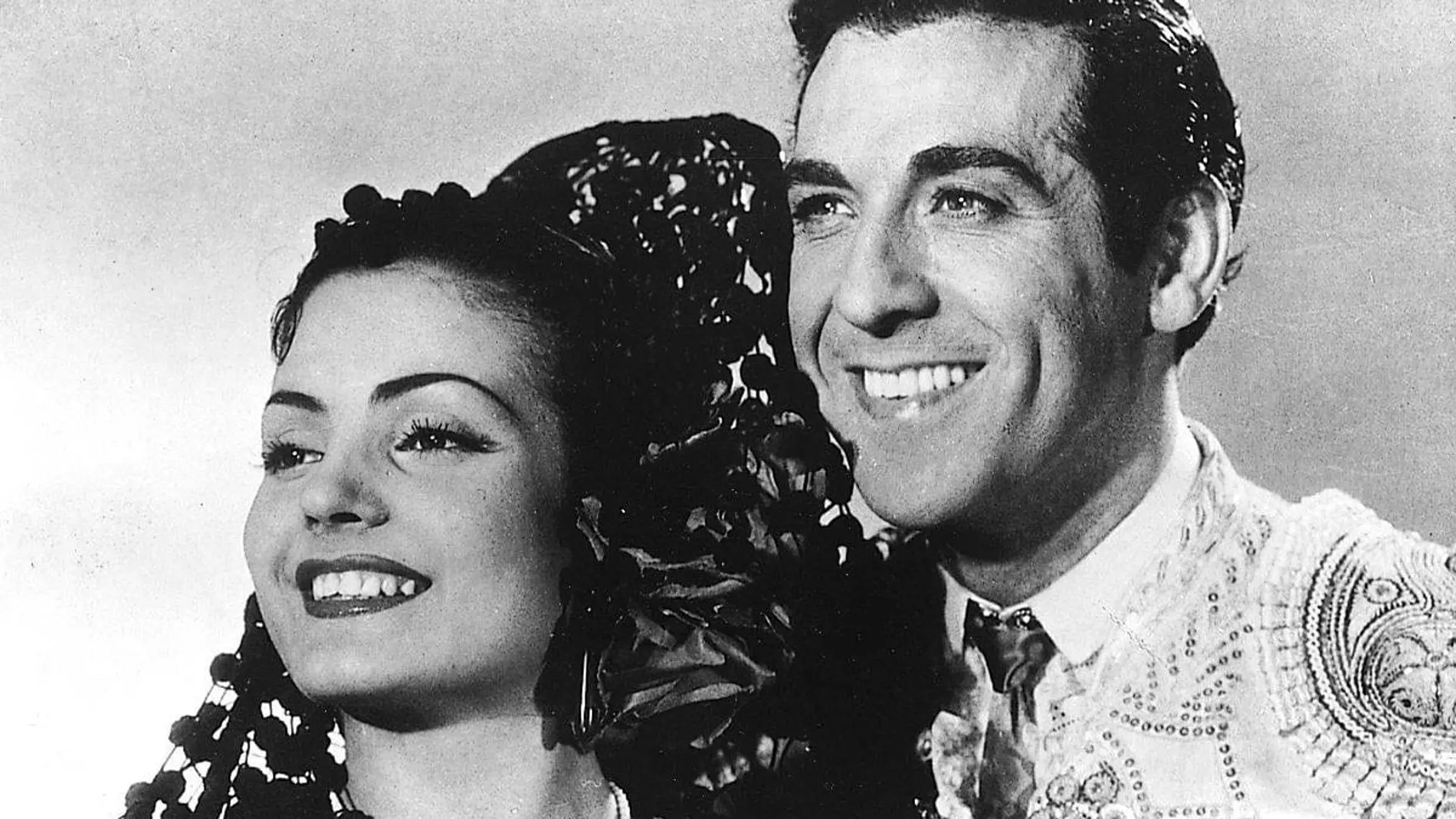 Carmen Sevilla y Luis Mariano en una escena de «El sueño de Andalucía», dirigida por Luis Lucía