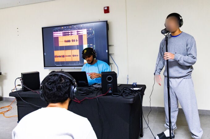 Fundación del sello que representa a Bad Bunny culmina un campamento de música para presos