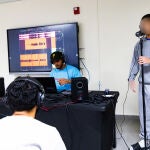 Fundación del sello que representa a Bad Bunny culmina un campamento de música para presos