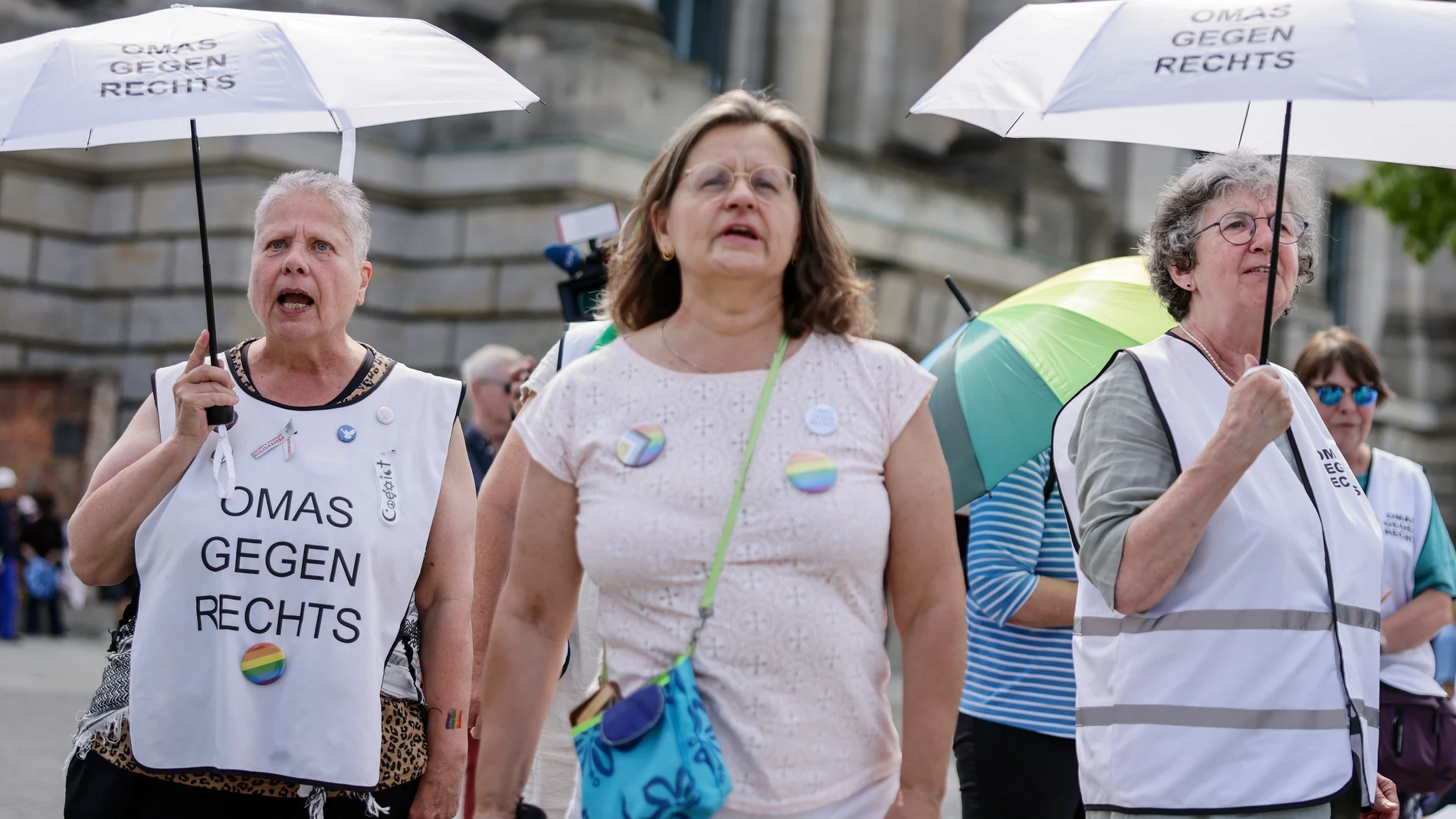 Berlin (Germany), 20/07/2025.- Protesters wear vests reading 'Grandmas against the right' as Alice Weidel, co-leader of the Alternative for Germany (AfD) party, attends a summer interview with public broadcaster ARD in Berlin, Germany, 20 July 2025. (Alemania) EFE/EPA/HANNIBAL HANSCHKE
