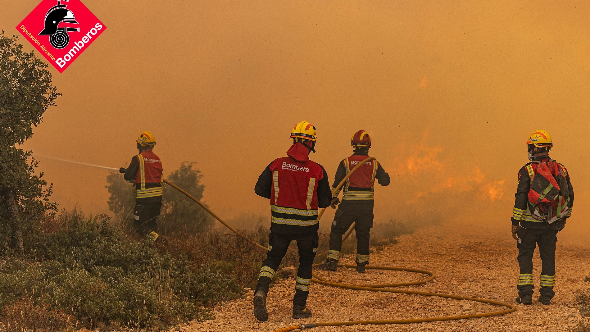 Efectivos en el incendio forestal de Ibi REMITIDA / HANDOUT por CONSORCIO PROVINCIAL DE BOMBEROS Fotografía remitida a medios de comunicación exclusivamente para ilustrar la noticia a la que hace referencia la imagen, y citando la procedencia de la imagen en la firma 20/07/2025