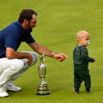 Scottie Scheffler, con la Jarra de Clarete y su hijo Bennett