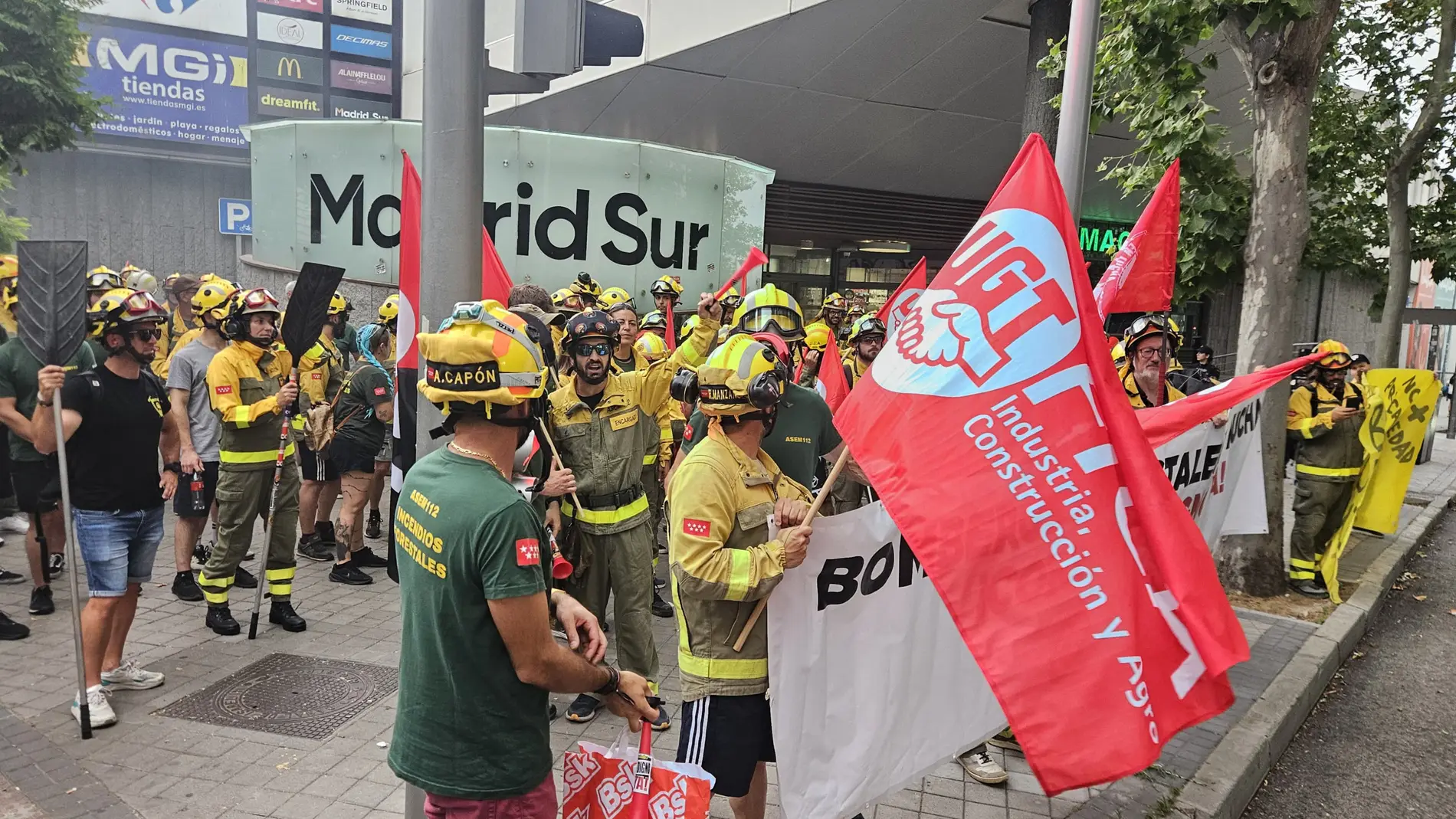 Protesta de las brigadas forestales ante la Asamblea de Madrid
