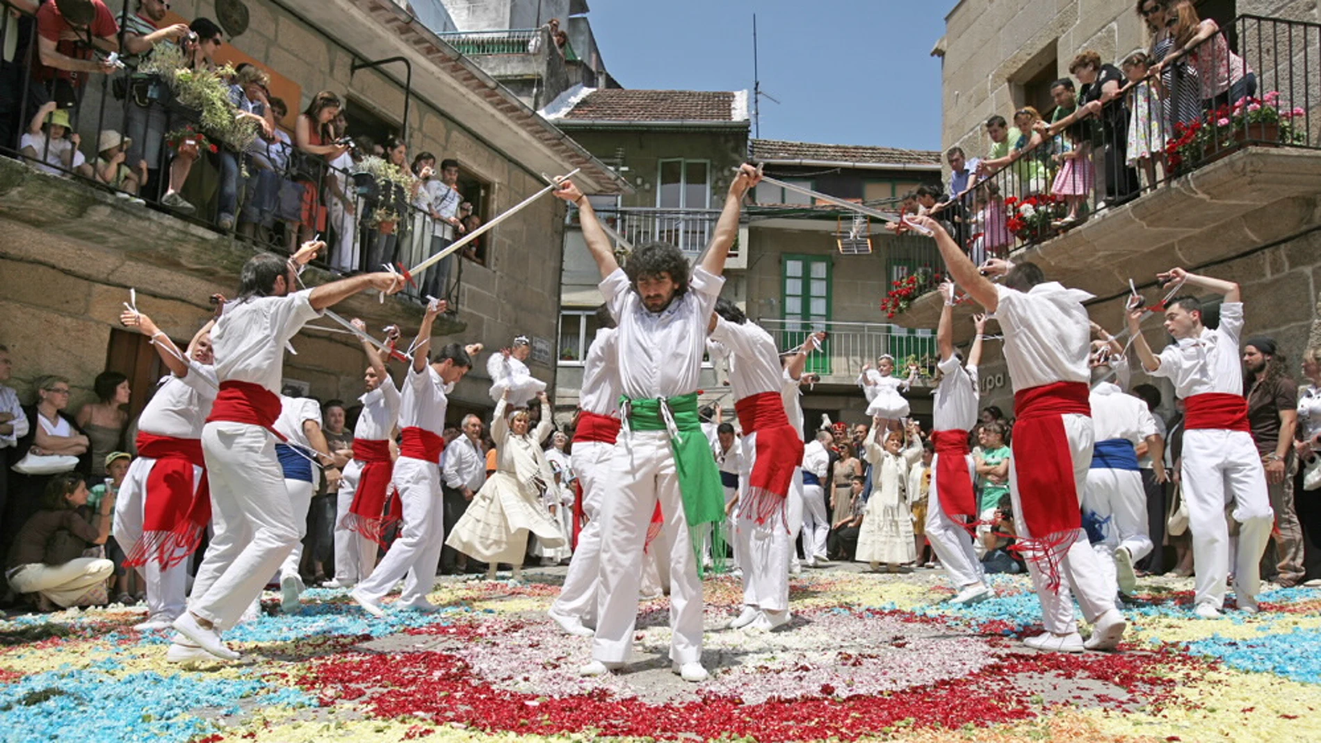 Así es la fiesta gallega que revive la batalla de todo un pueblo contra un dragón