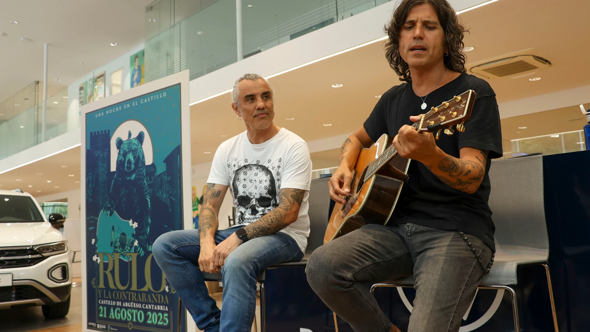 SANTANDER, 21/07/2025.- El músico y cantante, Raúl Gutiérrez ´Rulo´ (d) y el guitarrista Fito Garmendia, durante la presentación de un concierto único en el Castillo de Argüeso en Cantabria el próximo 21 de agosto del grupo ´Rulo y la Contrabanda´ hoy lunes en Santander. EFE / Celia Agüero Pereda.