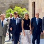 El presidente de la Generalitat, Salvador Illa, y el conseller de la Presidencia, Albert Dalmau, con representantes del Cetra, la Cámara de Barcelona, Cecot, UGT, CCOO, y el Fòrum d'Entitats per la Reforma de l'Administració (Fera)