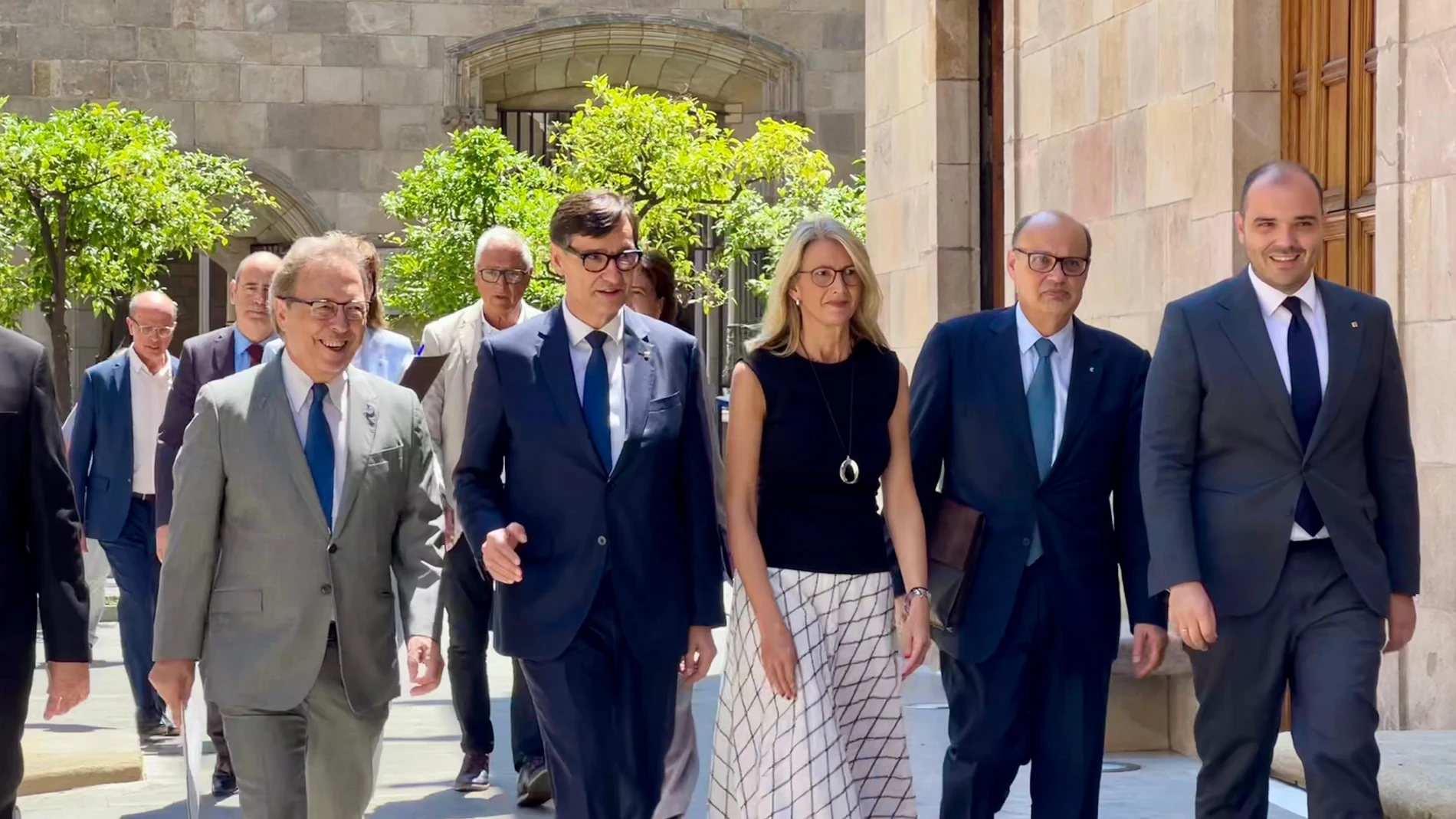 El presidente de la Generalitat, Salvador Illa, y el conseller de la Presidencia, Albert Dalmau, con representantes del Cetra, la Cámara de Barcelona, Cecot, UGT, CCOO, y el Fòrum d'Entitats per la Reforma de l'Administració (Fera) EUROPA PRESS 21/07/2025