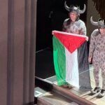 Un artista con la bandera de palestina en el escenario de la Royal Opera House de Londres