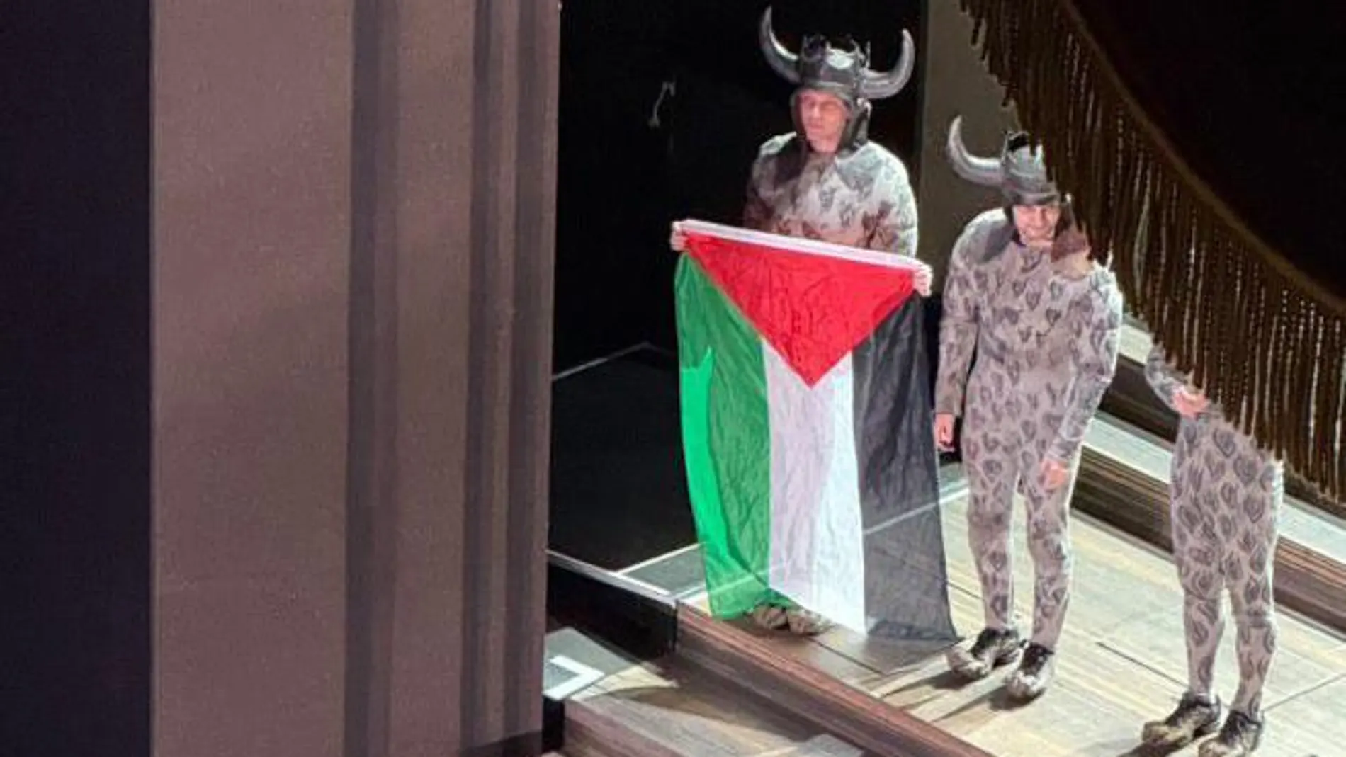 Un artista con la bandera de palestina en el escenario de la Royal Opera House de Londres