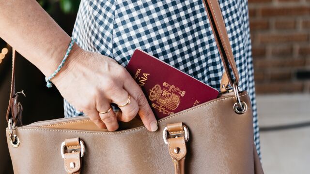 Está prohibido renovar el pasaporte a todas las personas que presenten así el documento 