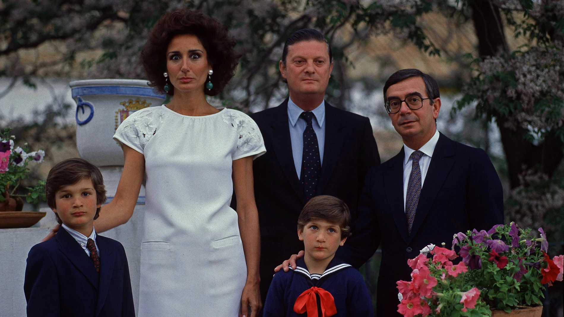 El duque de Feria, Rafael de Medina y Fernández de Córdoba y Nati Abascal con sus hijos Rafael y Luis Medina Abascal junto a Rafael Anson durante un posado en su casa