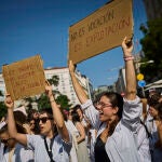 Miles de médicos de toda España están convocados a la huelga este viernes para mostrar su rechazo al borrador del nuevo Estatuto Marco promovido por el Ministerio de Sanidad. Manifestantes en las puertas del Congreso