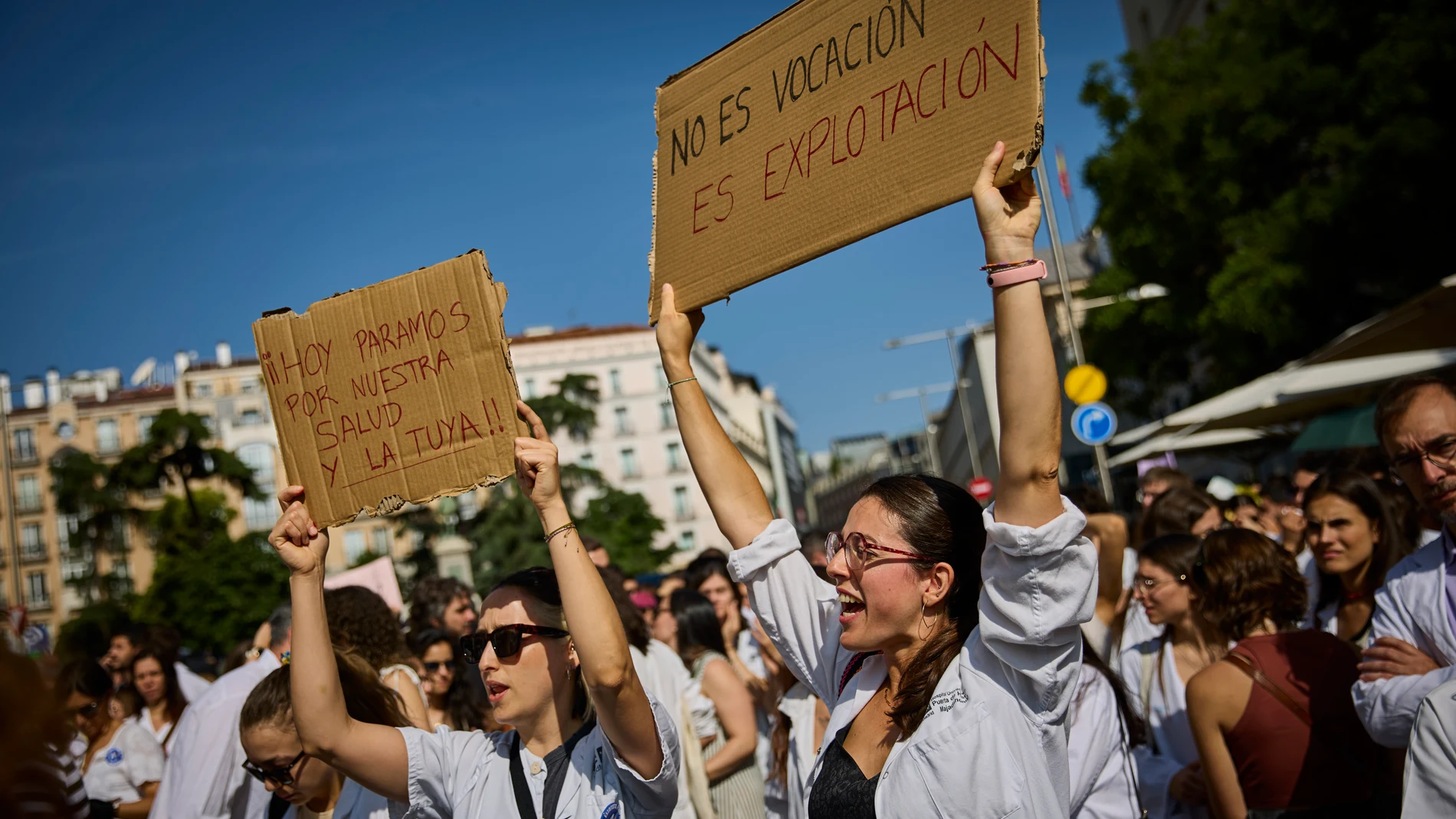 Miles de médicos de toda España están convocados a la huelga este viernes para mostrar su rechazo al borrador del nuevo Estatuto Marco promovido por el Ministerio de Sanidad. Manifestantes en las puertas del Congreso