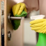 Una limpiadora de hoteles revela qué zona de tu casa debes limpiar primero para evitar gérmenes