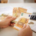 Qué significa ordenar los billetes de mayor a menor, según la psicología