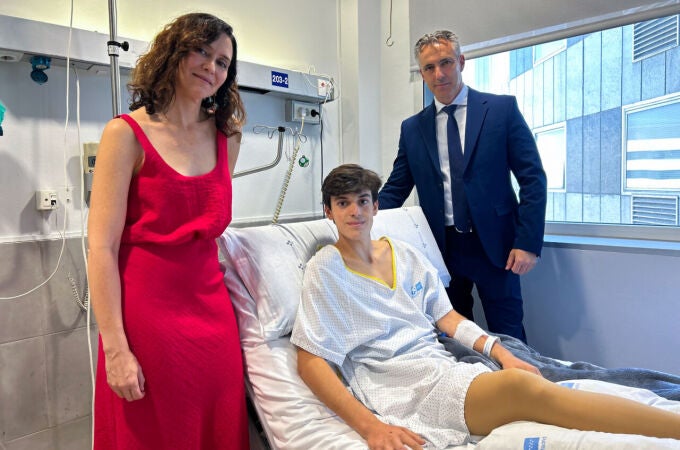 Díaz Ayuso visita a Sergio Rollón tras su grave cogida en Valdetorres