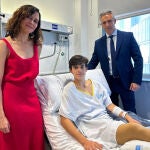 Díaz Ayuso visita a Sergio Rollón tras su grave cogida en Valdetorres