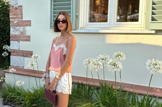 Influencer con shorts de seda.