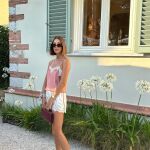 Influencer con shorts de seda.