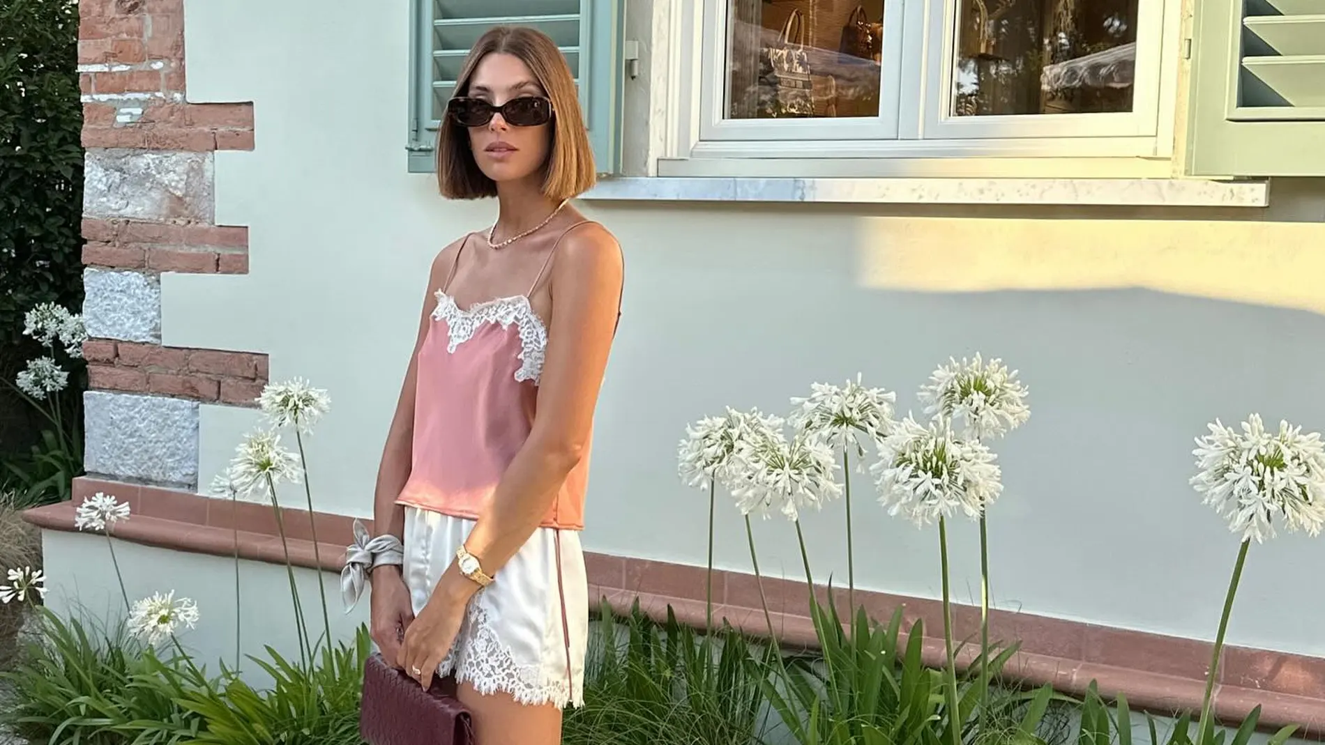 Influencer con shorts de seda.