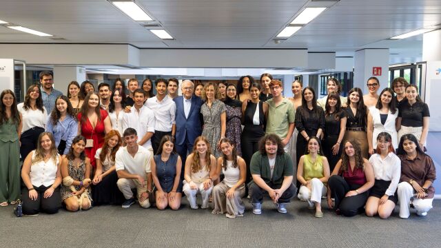 Beneficiarios del programa de becas de grado de la Fundación «la Caixa» junto a Isidre Fainé