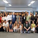 Beneficiarios del programa de becas de grado de la Fundación «la Caixa» junto a Isidre Fainé