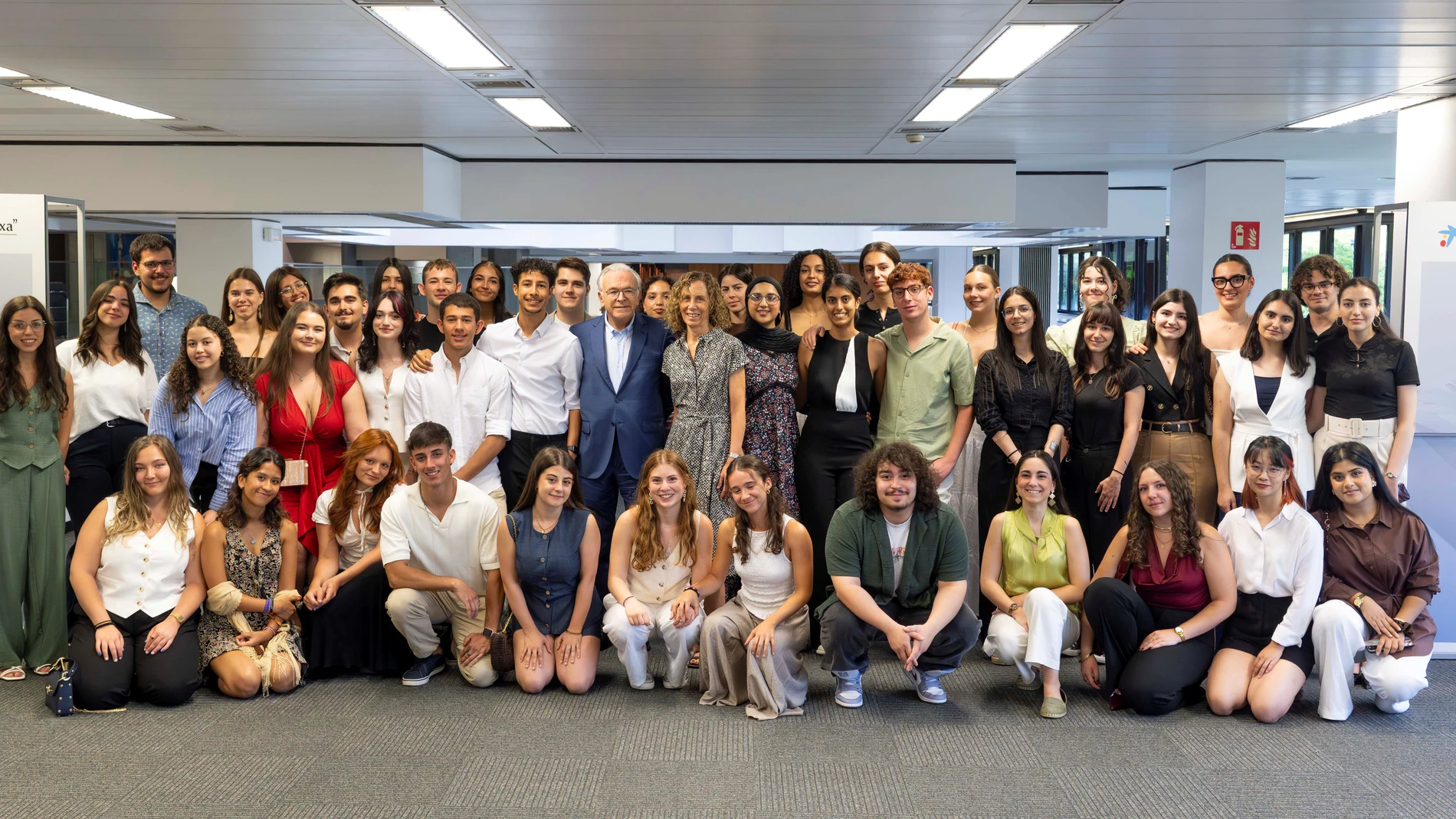Beneficiarios del programa de becas de grado de la Fundación «la Caixa» junto a Isidre Fainé