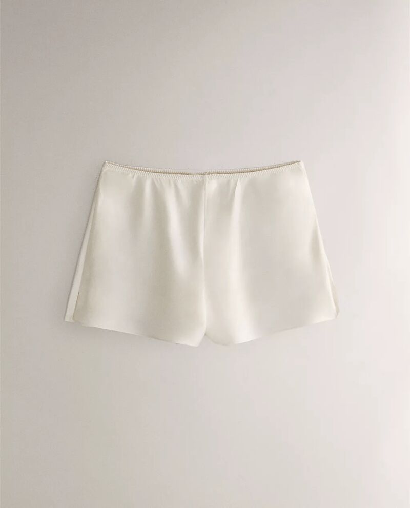 Shorts de seda beige.