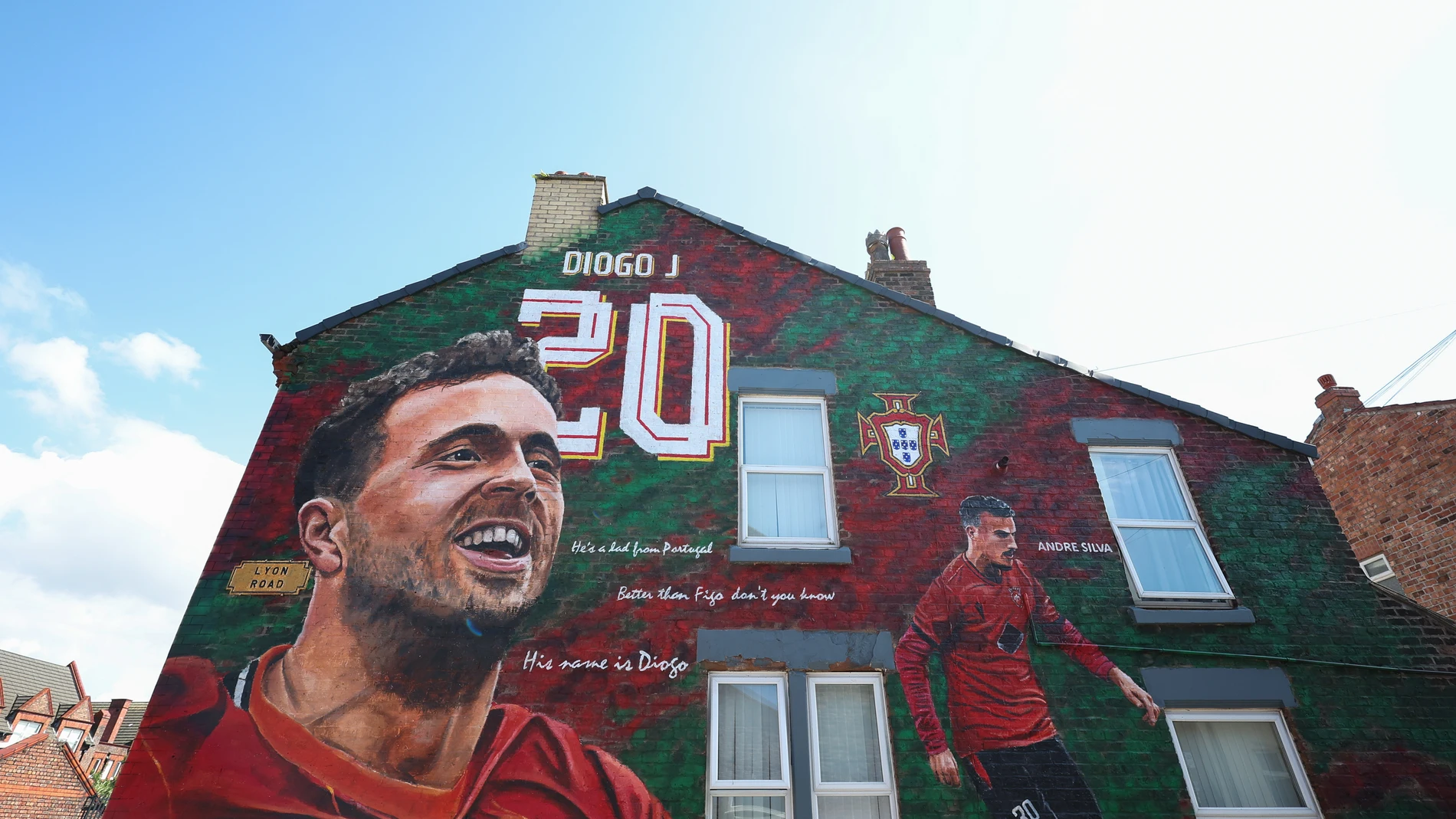 Mural en honor a Diogo Jota y André Silva cerca del estadio de Anfield