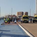 Un niño de 9 años y una mujer, heridos graves por la hélice de una embarcación cuando se bañaban en La Manga (Murcia)