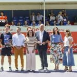 El presidente de la Diputación, Miguel Ángel de Vicente; junto al alcalde de El Espinar, Javier Figueredo; la delegada territorial, Raquel Alonso; y la directora del Torneo, Virginia Ruano; asisten a la inauguración del Torneo de Tenis Villa de El Espinar (Segovia)