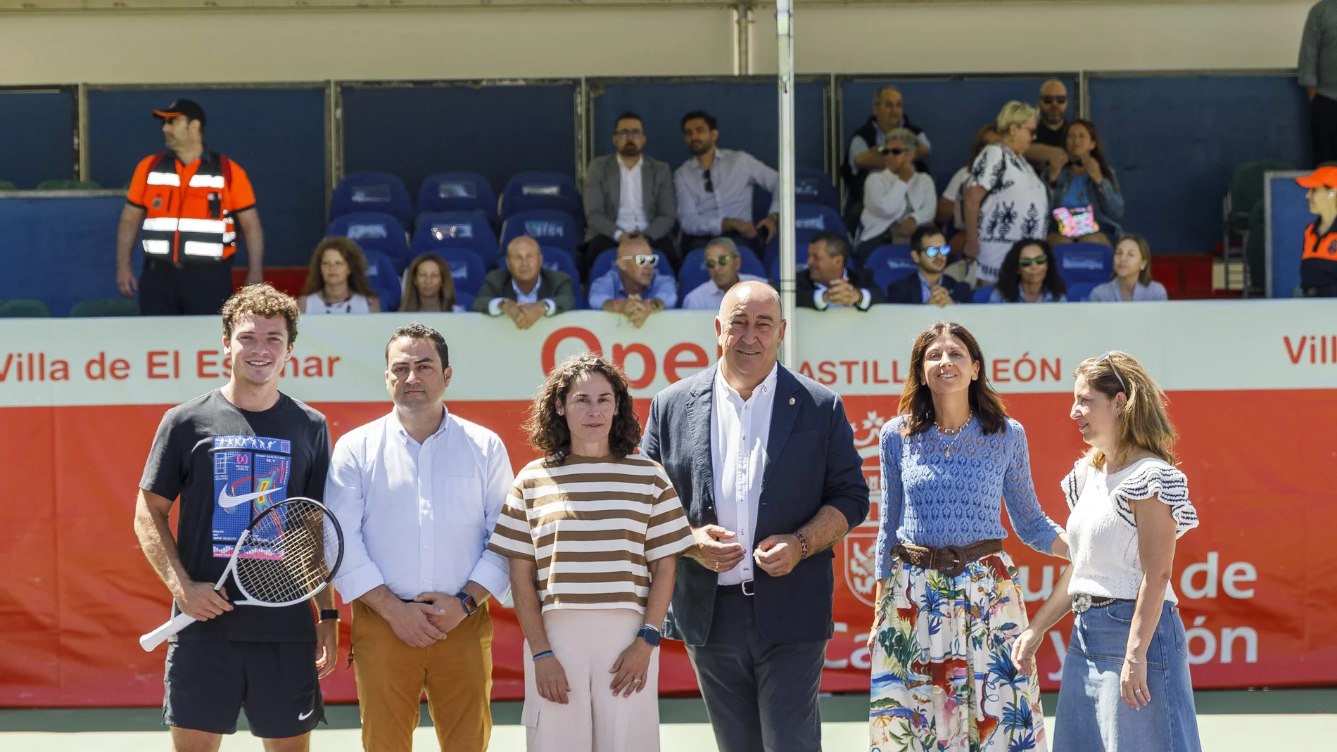 El presidente de la Diputación, Miguel Ángel de Vicente; junto al alcalde de El Espinar, Javier Figueredo; la delegada territorial, Raquel Alonso; y la directora del Torneo, Virginia Ruano; asisten a la inauguración del Torneo de Tenis Villa de El Espinar (Segovia)