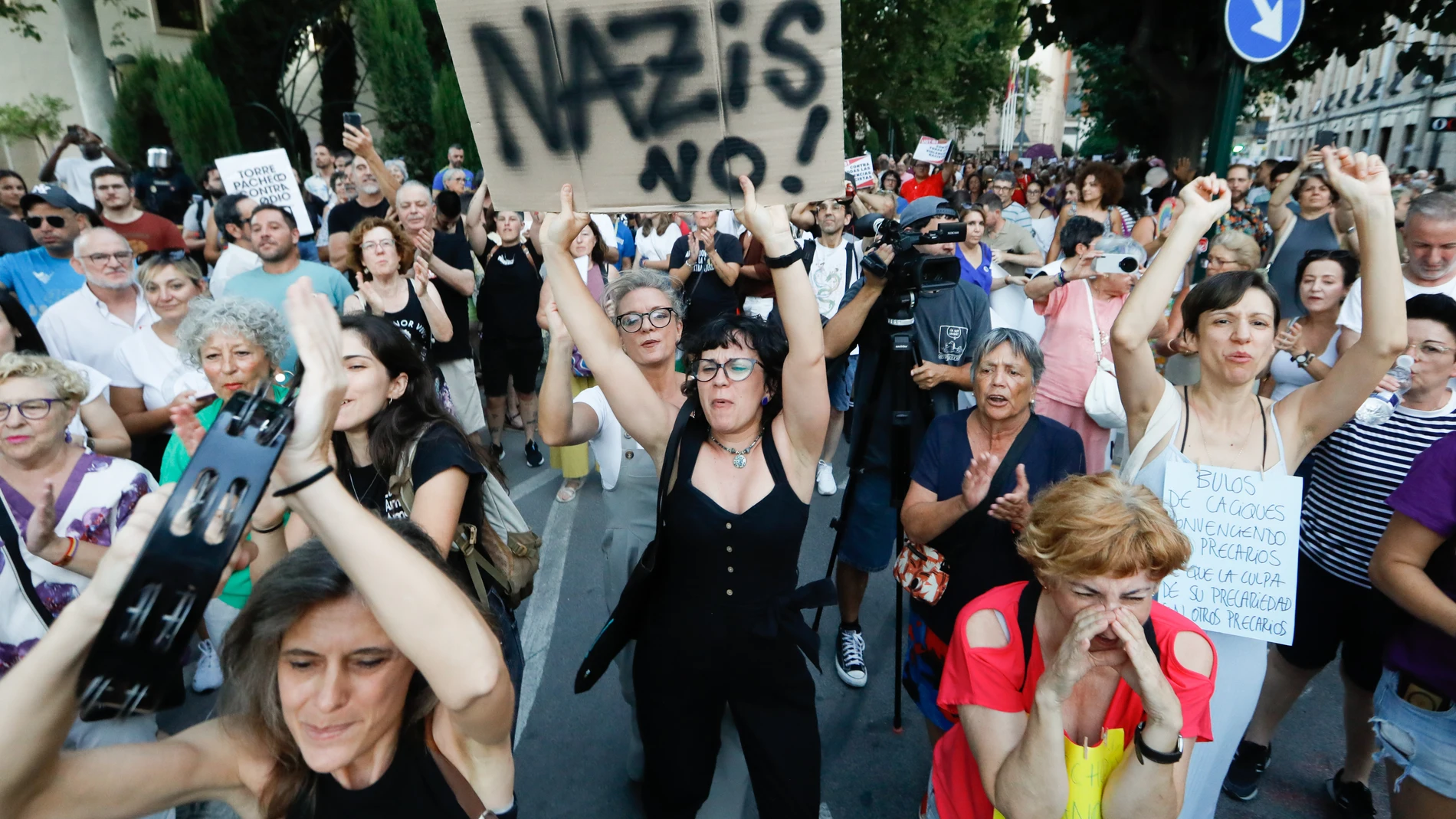 Varias personas durante una concentración antirracista, a 21 de julio de 2025, en Murcia, Región de Murcia (España). Diversas organizaciones y colectivos políticos, sindicales, sociales y culturales de la Región de Murcia se han unido y han convocado una manifestación con el lema 'Región de Murcia antirracista'. Ha comenzado en Alfonso X y finaliza en San Esteban, sede del Ejecutivo murciano, ante los hechos que llevan produciéndose en la localidad murciana de Torre Pacheco desde el pasado fi...