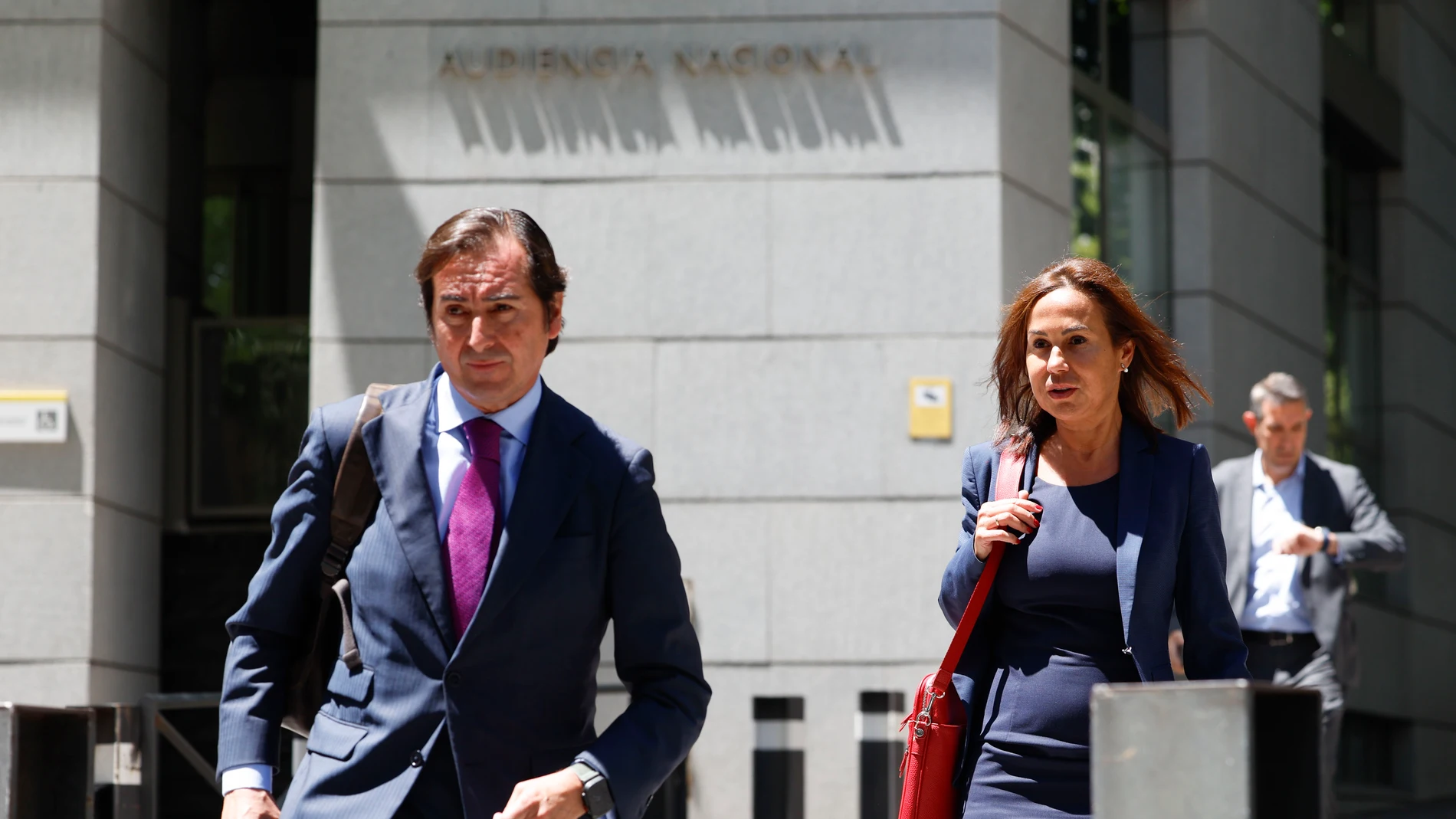 MADRID, 21/07/2025.- La expresidenta de ADIF Isabel Pardo de Vera sale de la Audiencia Nacional. La Fiscalía ha solicitado al juez del caso Koldo, Ismael Moreno, que retire el pasaporte a Pardo de Vera y al ex director general de Carreteras Javier Herrero, que han declarado este lunes por favorecer presuntamente adjudicaciones de obra pública a cambio de mordidas. EFE/ Mariscal