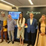 La concejal Andrea Ballesteros presenta el programa junto al el vice maestre de la Hermandad de Hijosdalgo de Río Ubierna e Infanzones de Vivar, Honorio Cantero, y Fernando Sánchez, coautor del documental proyectado esta semana y miembro de la asociación Ego Ruderico