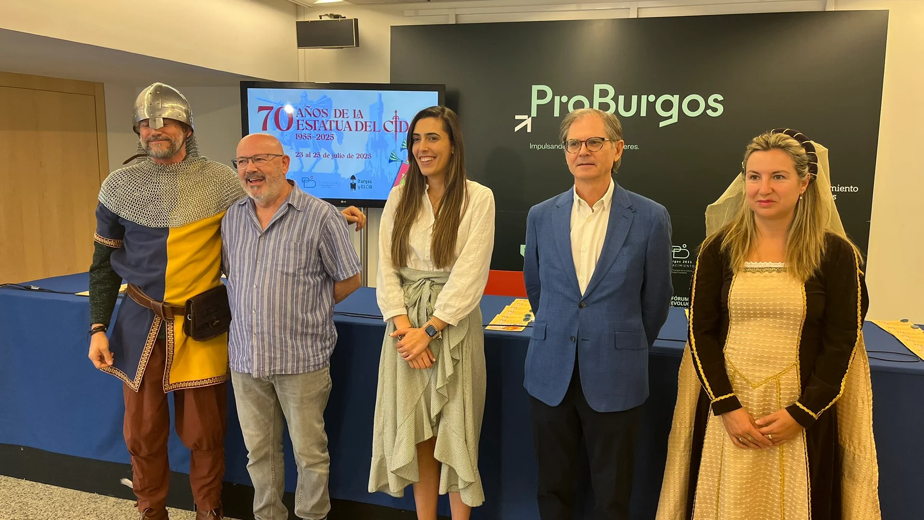 La concejal Andrea Ballesteros presenta el programa junto al el vice maestre de la Hermandad de Hijosdalgo de Río Ubierna e Infanzones de Vivar, Honorio Cantero, y Fernando Sánchez, coautor del documental proyectado esta semana y miembro de la asociación Ego Ruderico