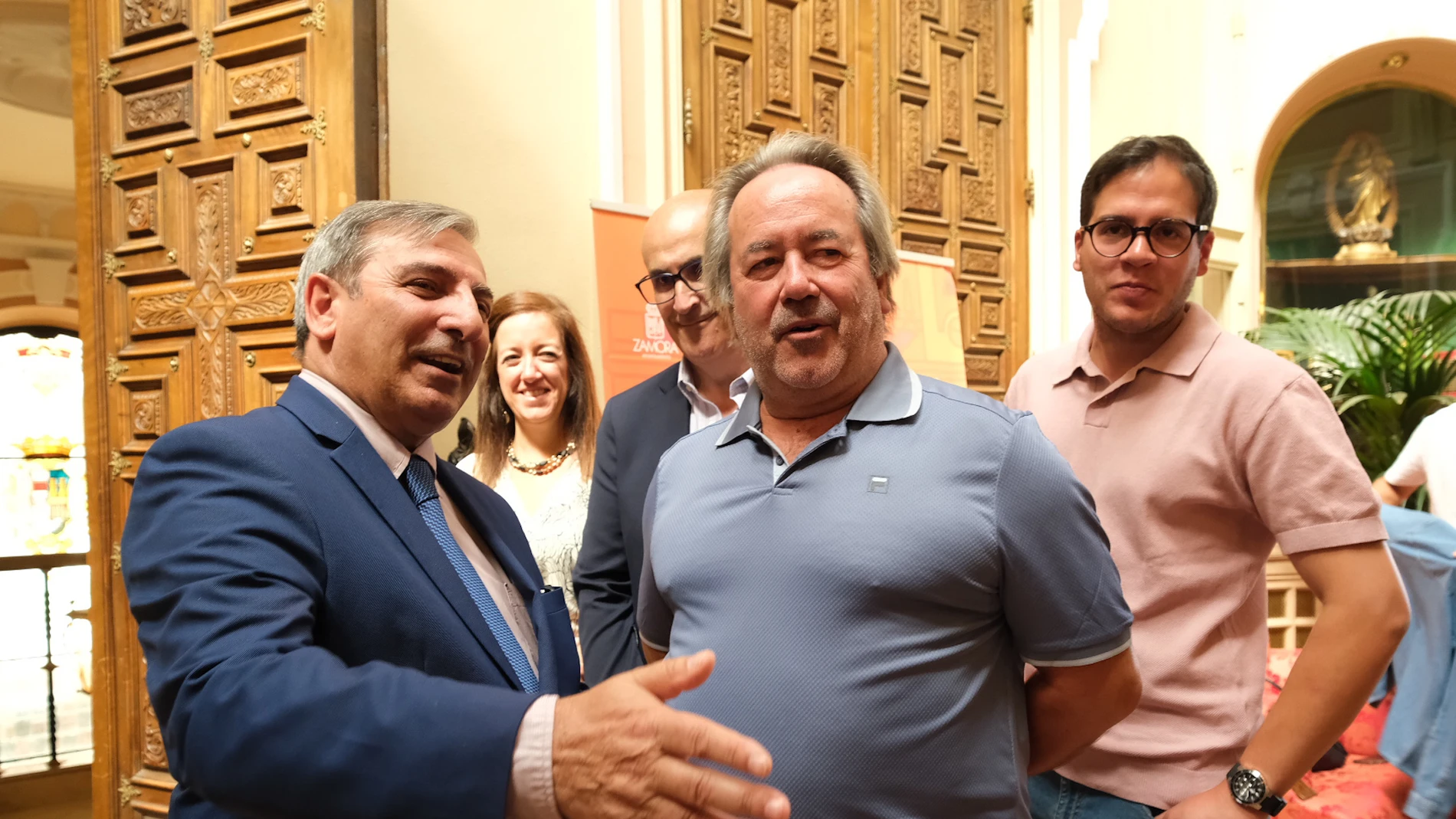 Sanz Merino conversa con Francisco Guarido tras la reunión que han mantenido hoy