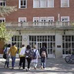 Un grupo de estudiantes entre a la Escuela de Enfermería de Palencia