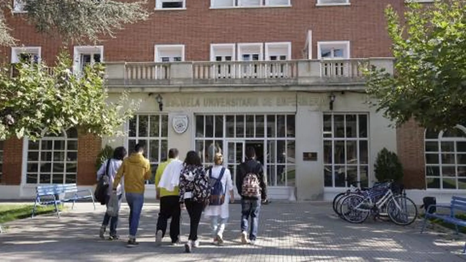 Un grupo de estudiantes entre a la Escuela de Enfermería de Palencia