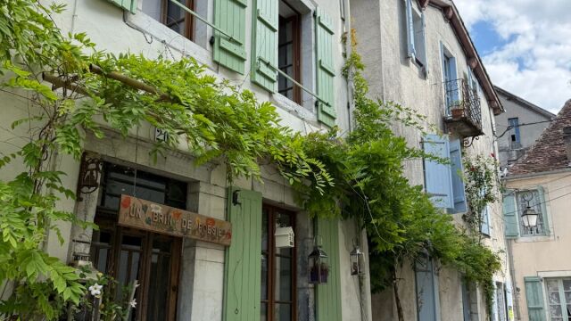El pueblo francés a una hora de España que enamora a los españoles: sin apenas turistas y parece de cuento 